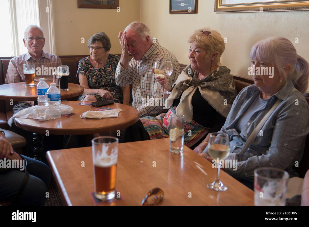 Trinken in einem lokalen Pub, Schottland. Cockenzie and Port Seton Friendly Society of Fishermen, Box Meeting Parade Day, Trinker im Thorntree Pub. September 2023 Cockenzie und Port Seton, East Lothian, Schottland. HOMER SYKES AUS DEN 2020ER JAHREN Stockfoto