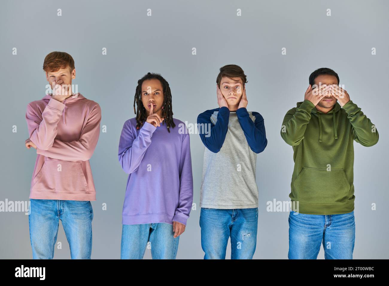 Vier Männer zeigen Gesten von vier Affen, hören, sehen, sprechen und tun nichts Böses, kulturelle Vielfalt Stockfoto