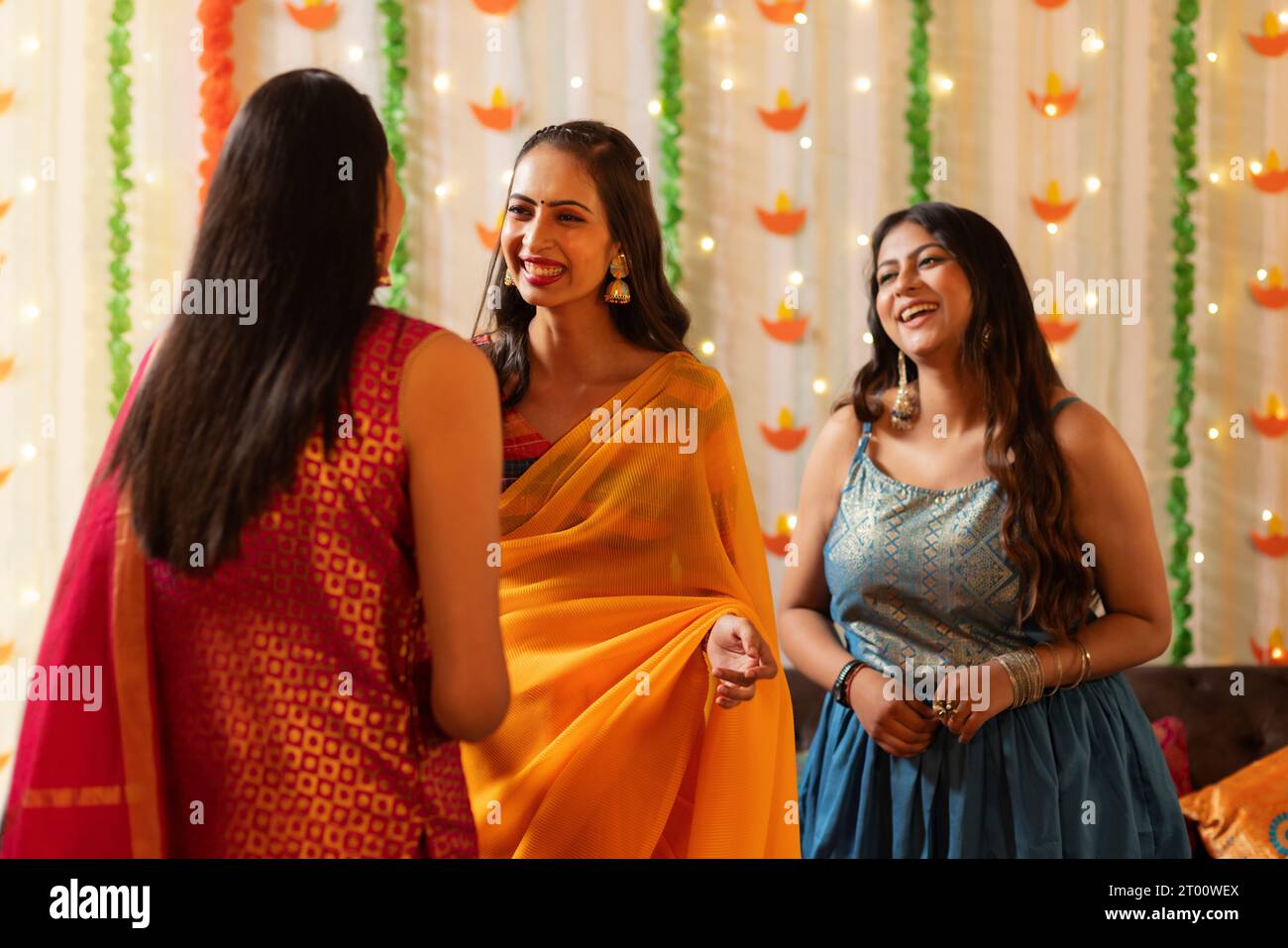 Freunde, die während der Diwali-Feier miteinander reden Stockfoto