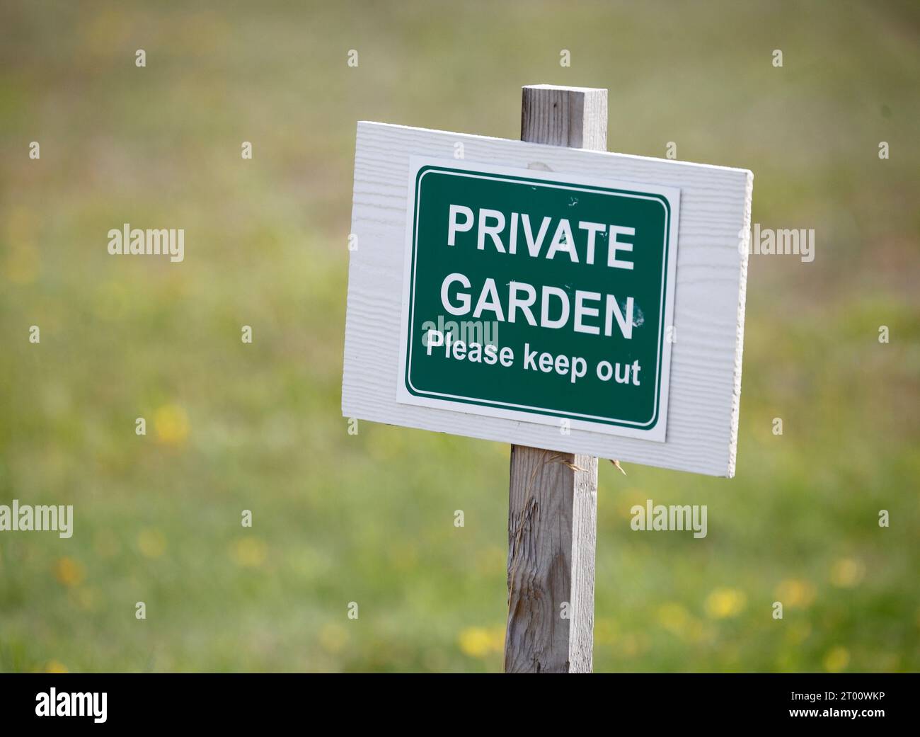 Privater Garten, bitte halten Sie das Schild raus. Stockfoto