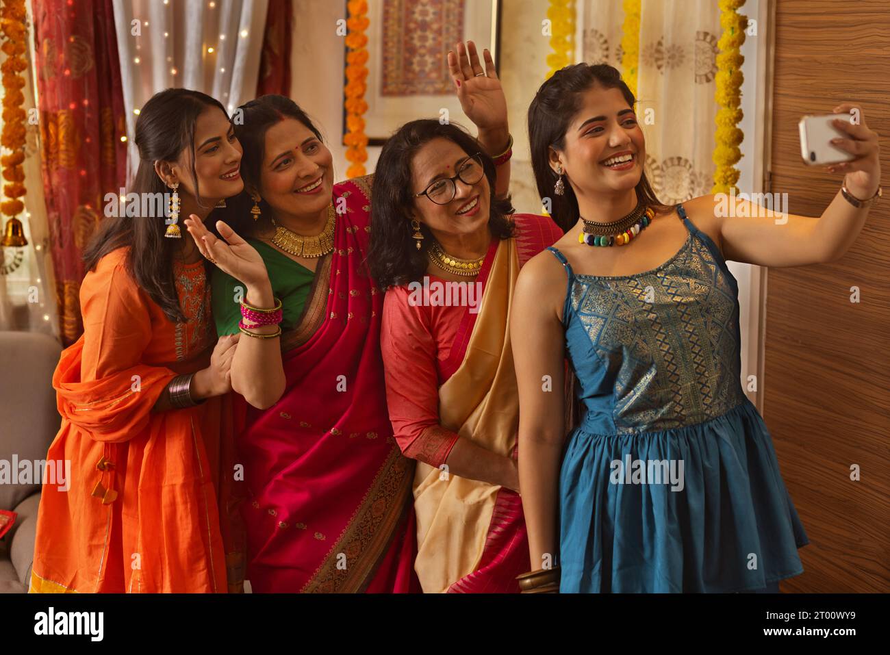 Porträt einer Familie von drei Generationen, die zu Hause Selfie auf Diwali klickt Stockfoto