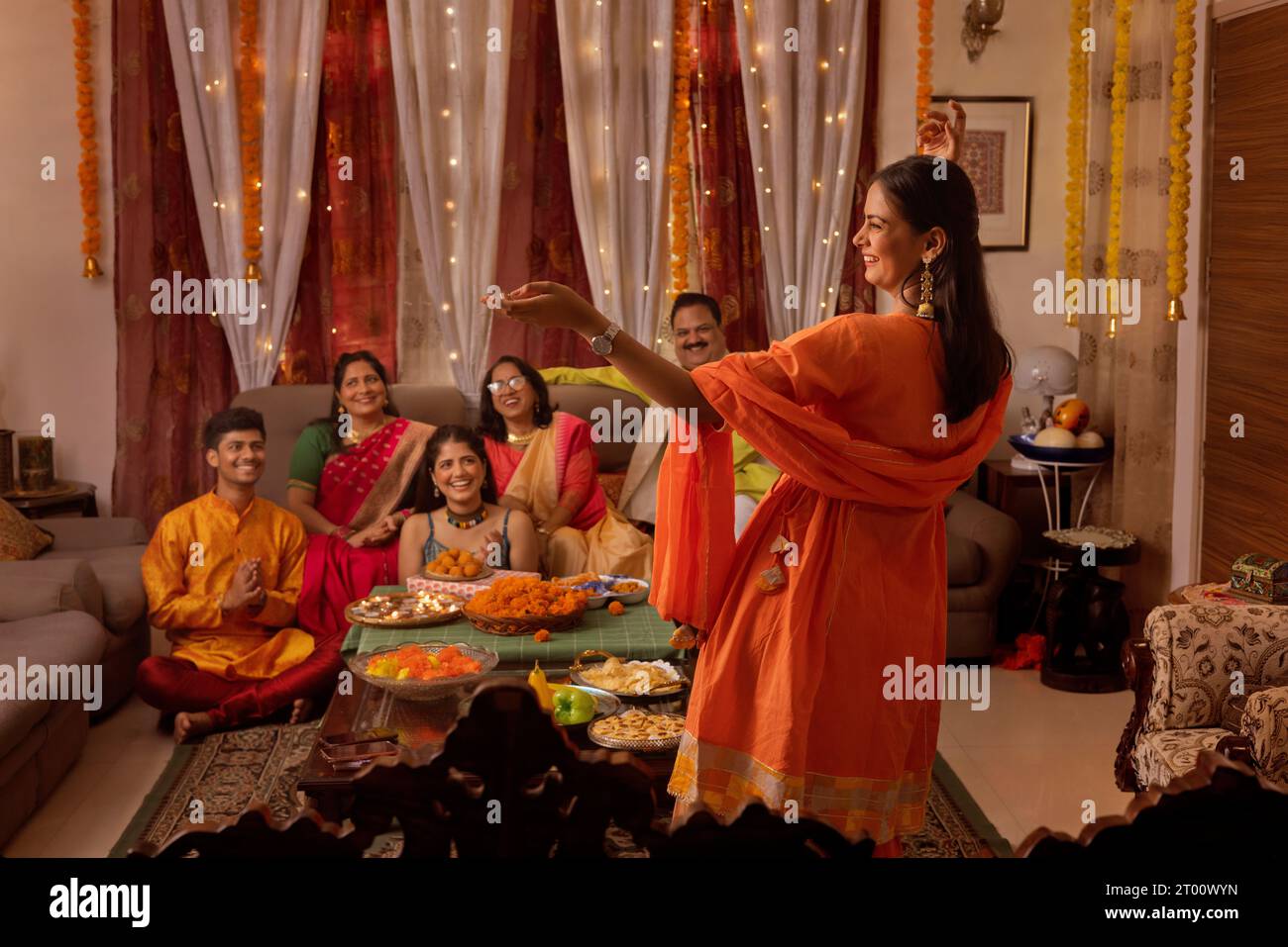 Familie, die sich zu Hause bei Diwali amüsiert Stockfoto