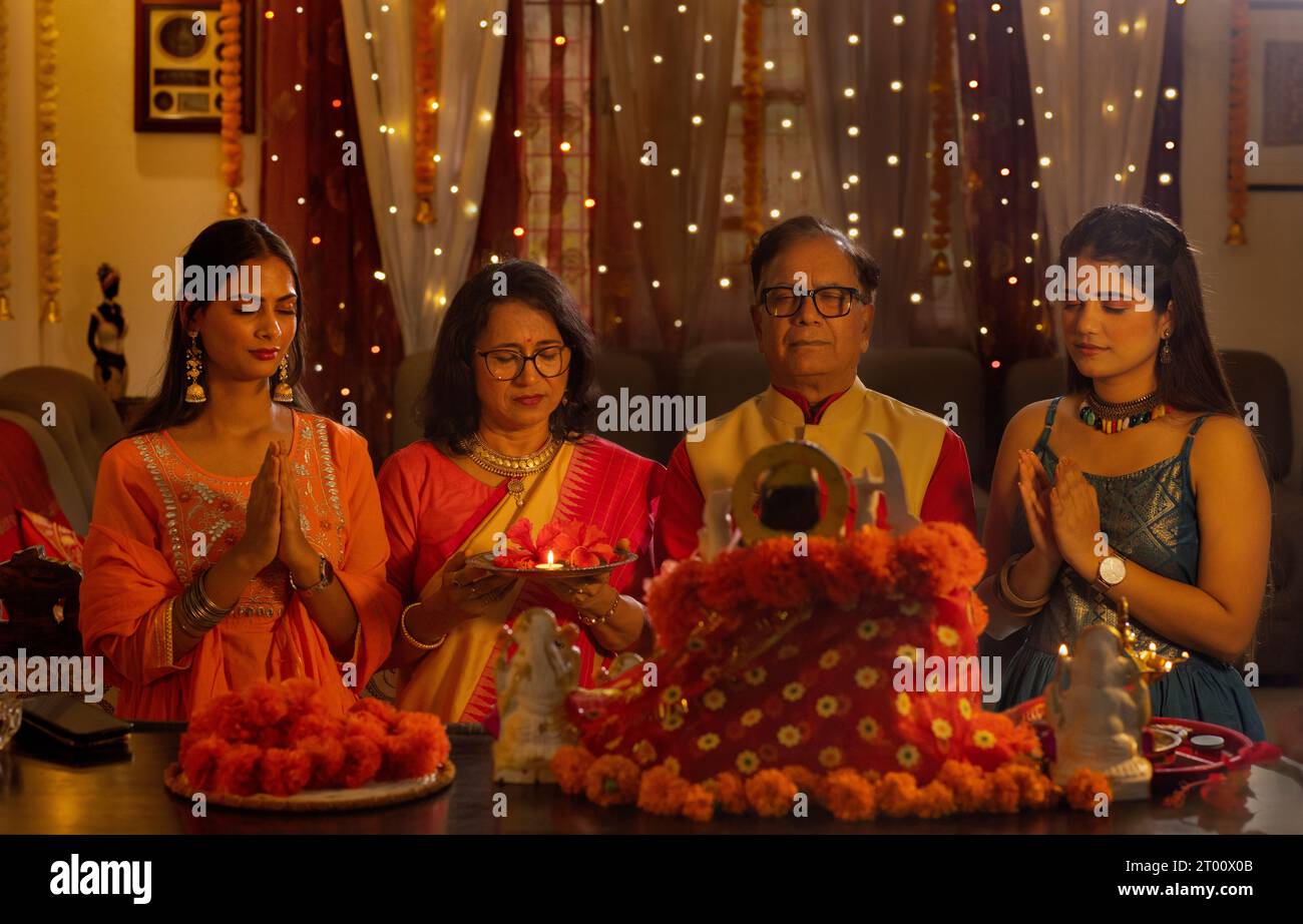 Großeltern und Enkelinnen, die Gott anbeten, anläßlich Diwalis Stockfoto
