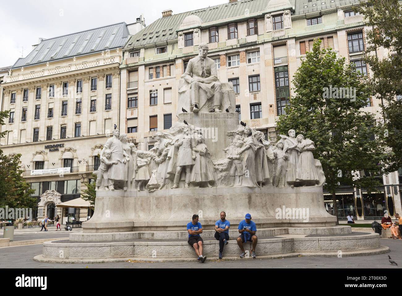 Arbeiter ruhen sich an der Statue des ungarischen Dichters Mihaly Vorosmarty in Budapest aus Stockfoto