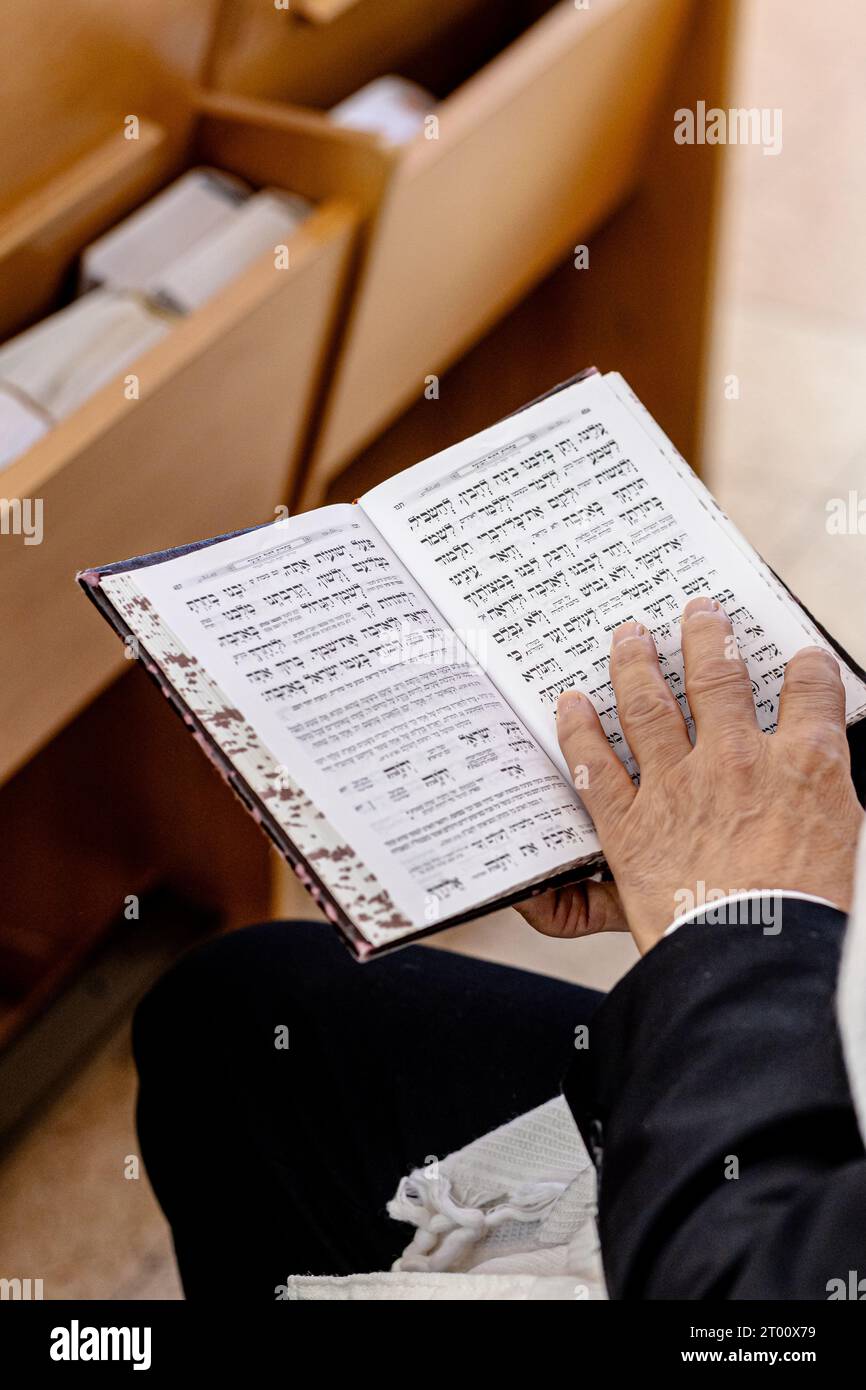 jüdischer Mann betet in der Synagoge tample von israel und übt die Lesung der Thora vor der Bar-Mitzwa-Feier. Ich trage Tefillin auf der Plattform Stockfoto