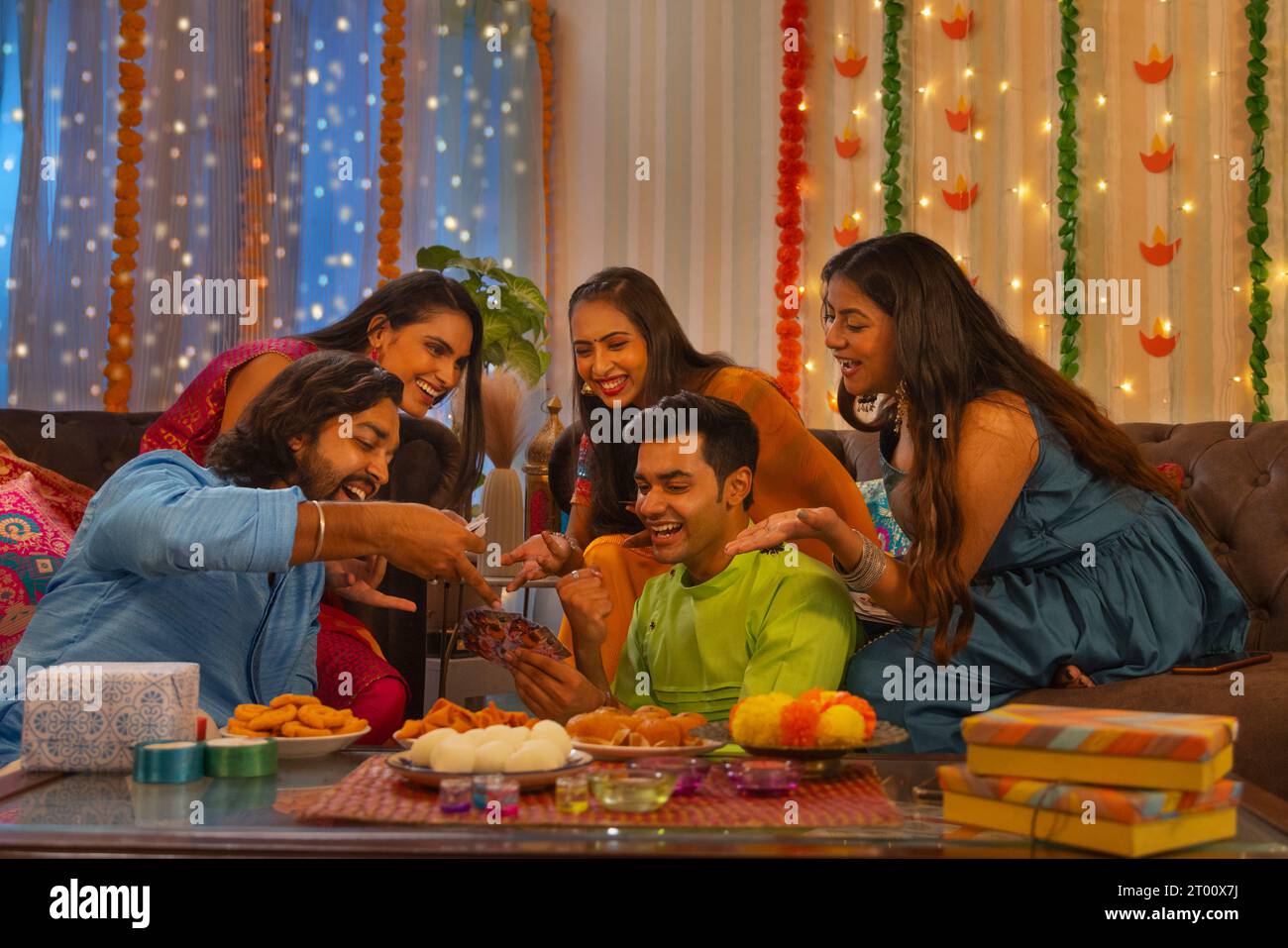 Freunde spielen zu Hause Karten während der Diwali-Feier Stockfoto