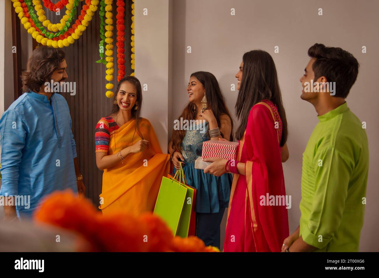 Gruppe von Freunden, die anlässlich von Diwali im Haus ankommen Stockfoto