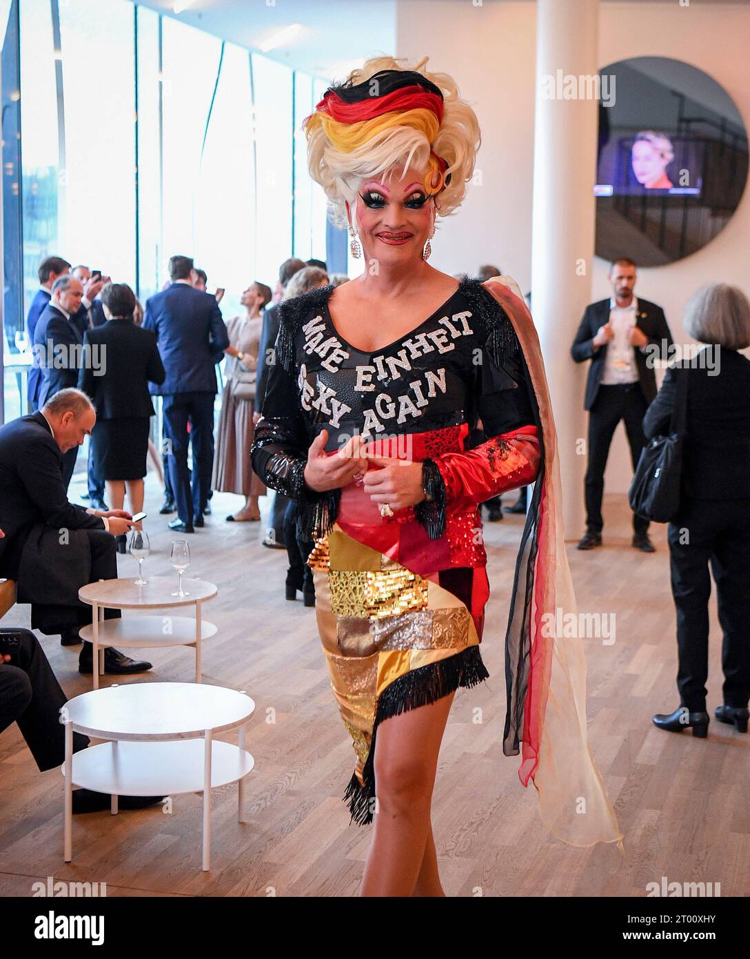 Hamburg, Deutschland. Oktober 2023. Drag Queen Olivia Jones geht zu einer Zeremonie zur Feier der deutschen Wiedervereinigung in St. Michaelis Kirche. Quelle: Gregor Fischer/Pool AP/AP/dpa/Alamy Live News Stockfoto