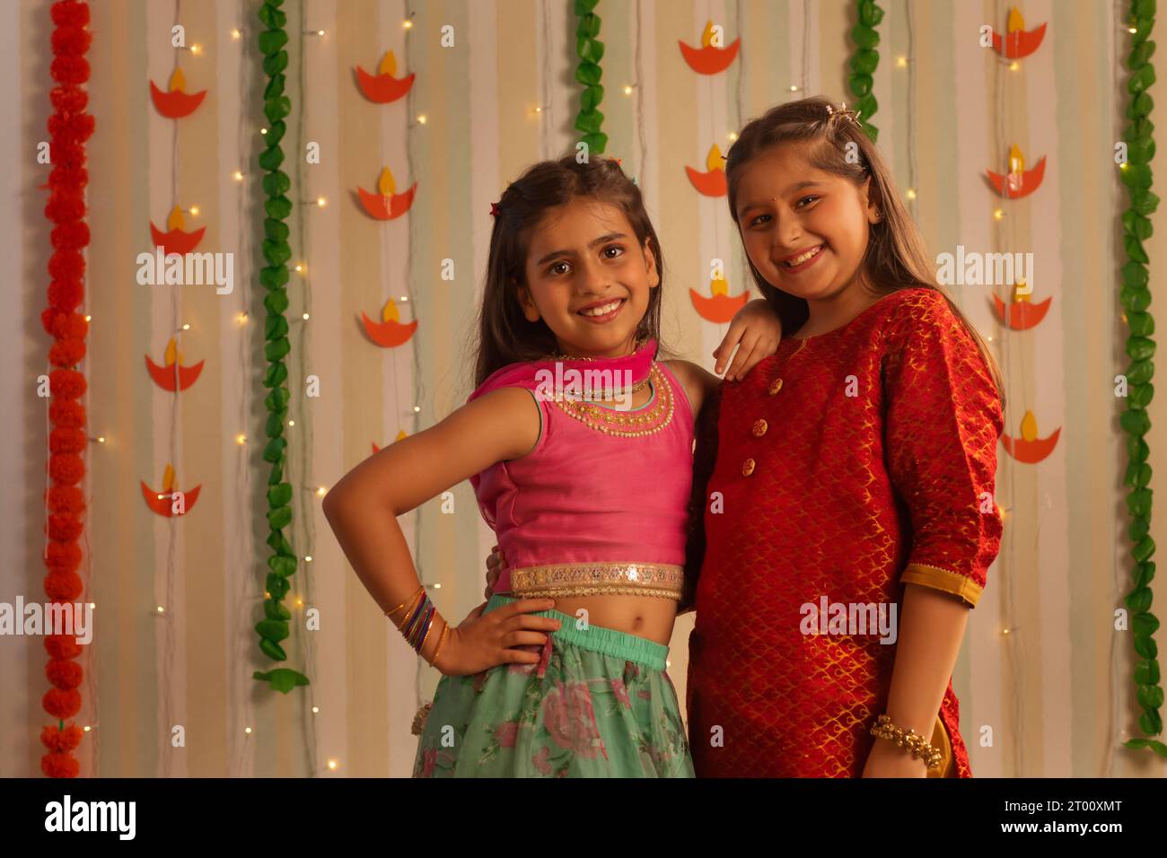 Porträt von Mädchen, die aus Anlass von Diwali in die Kamera lächeln Stockfoto
