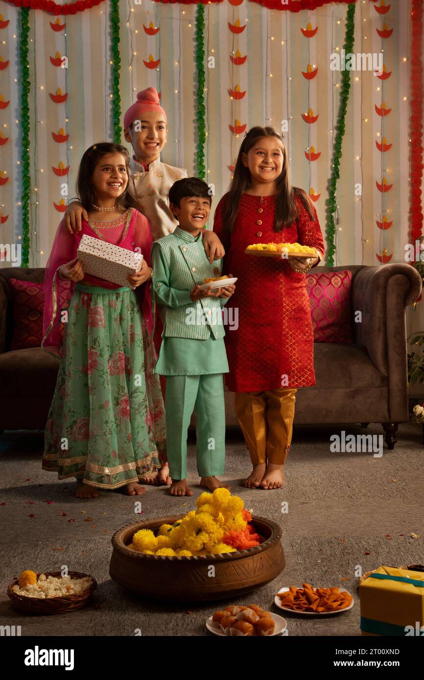 Gruppe von Kindern mit Süßigkeiten und Geschenken während des Festivals von Diwali Stockfoto