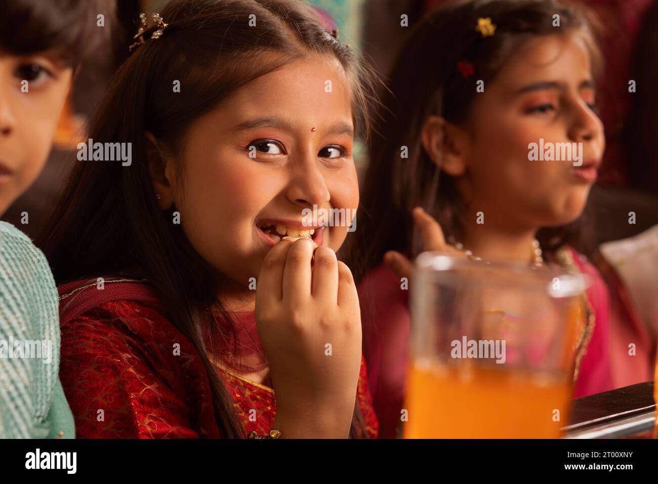 Porträt eines Mädchens in traditioneller Kleidung während der Diwali-Feierlichkeiten Stockfoto