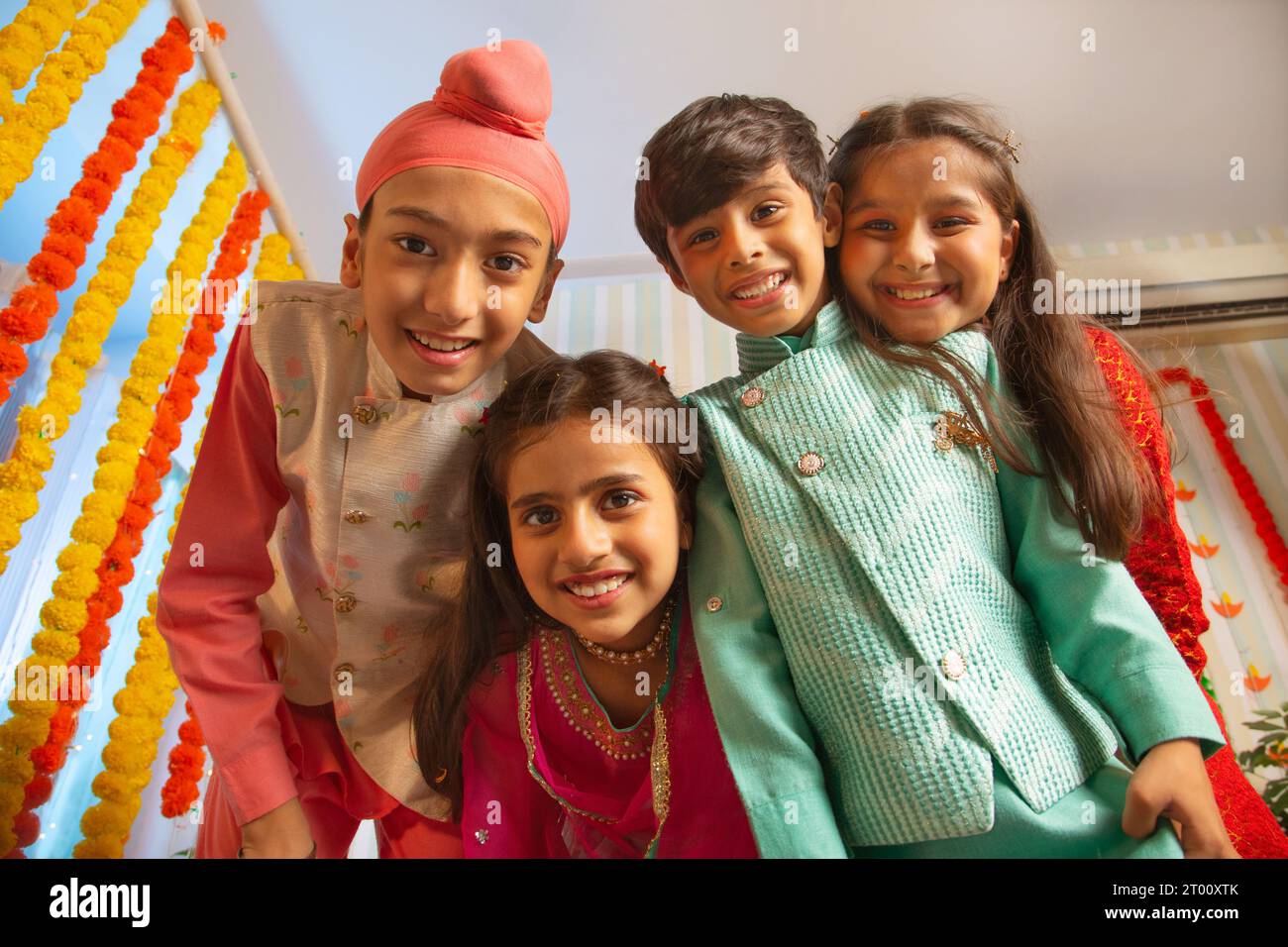 Kinder in traditioneller Kleidung, die während der Diwali-Feiern auf die Kamera blicken Stockfoto