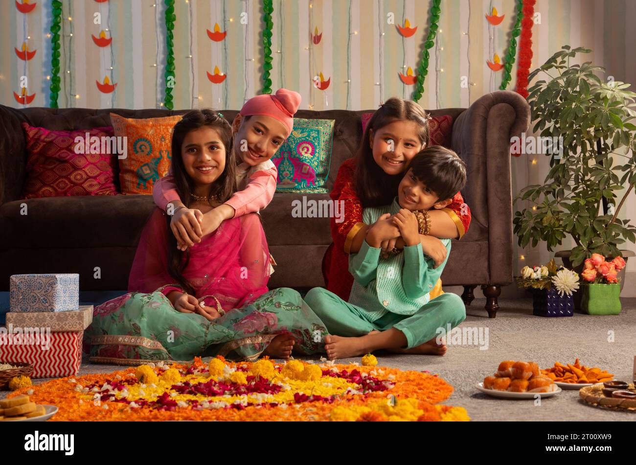 Kinder, die Diwali gemeinsam zu Hause feiern Stockfoto