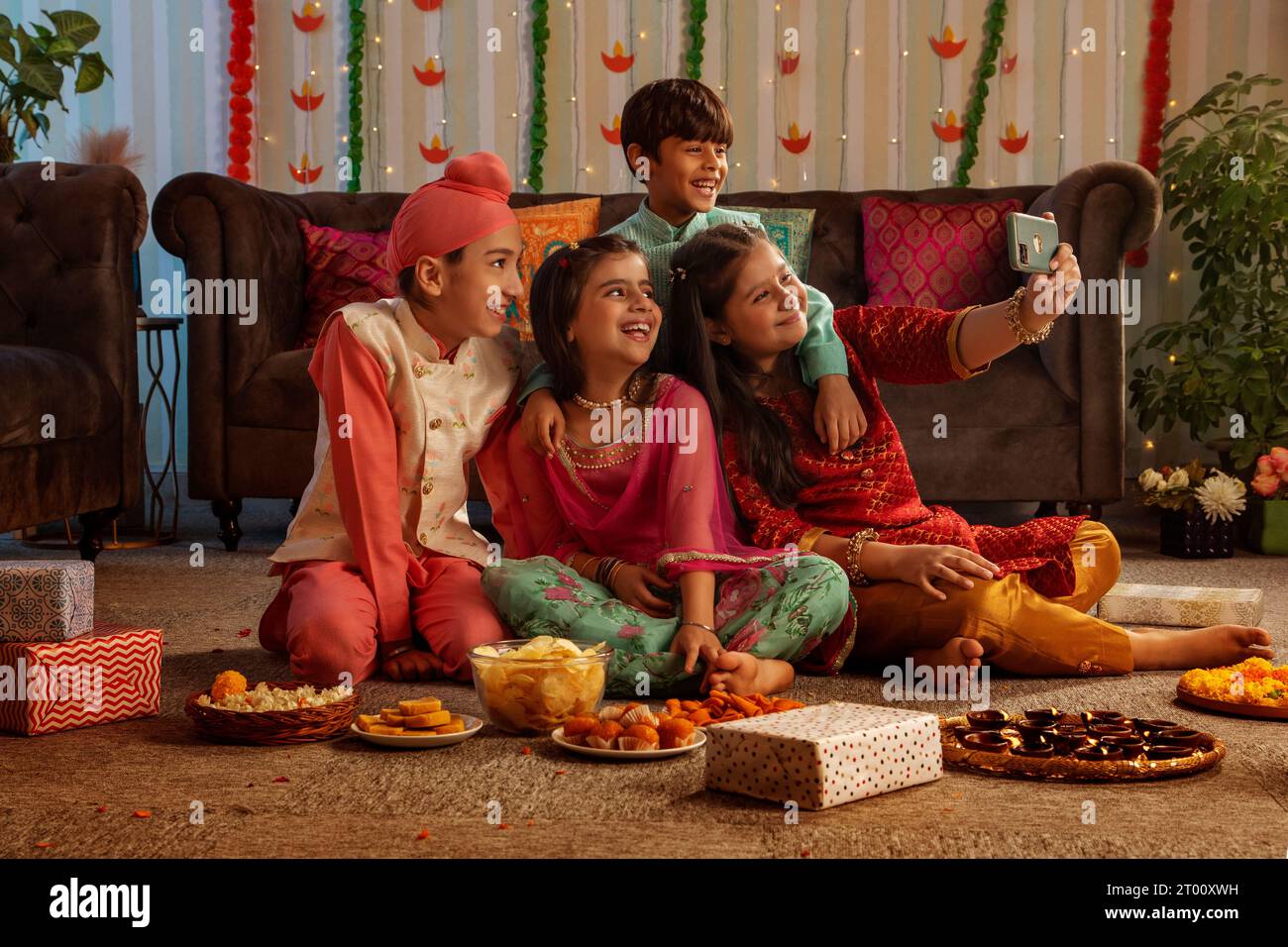 Kinder machen Selfie anlässlich von Diwali Stockfoto