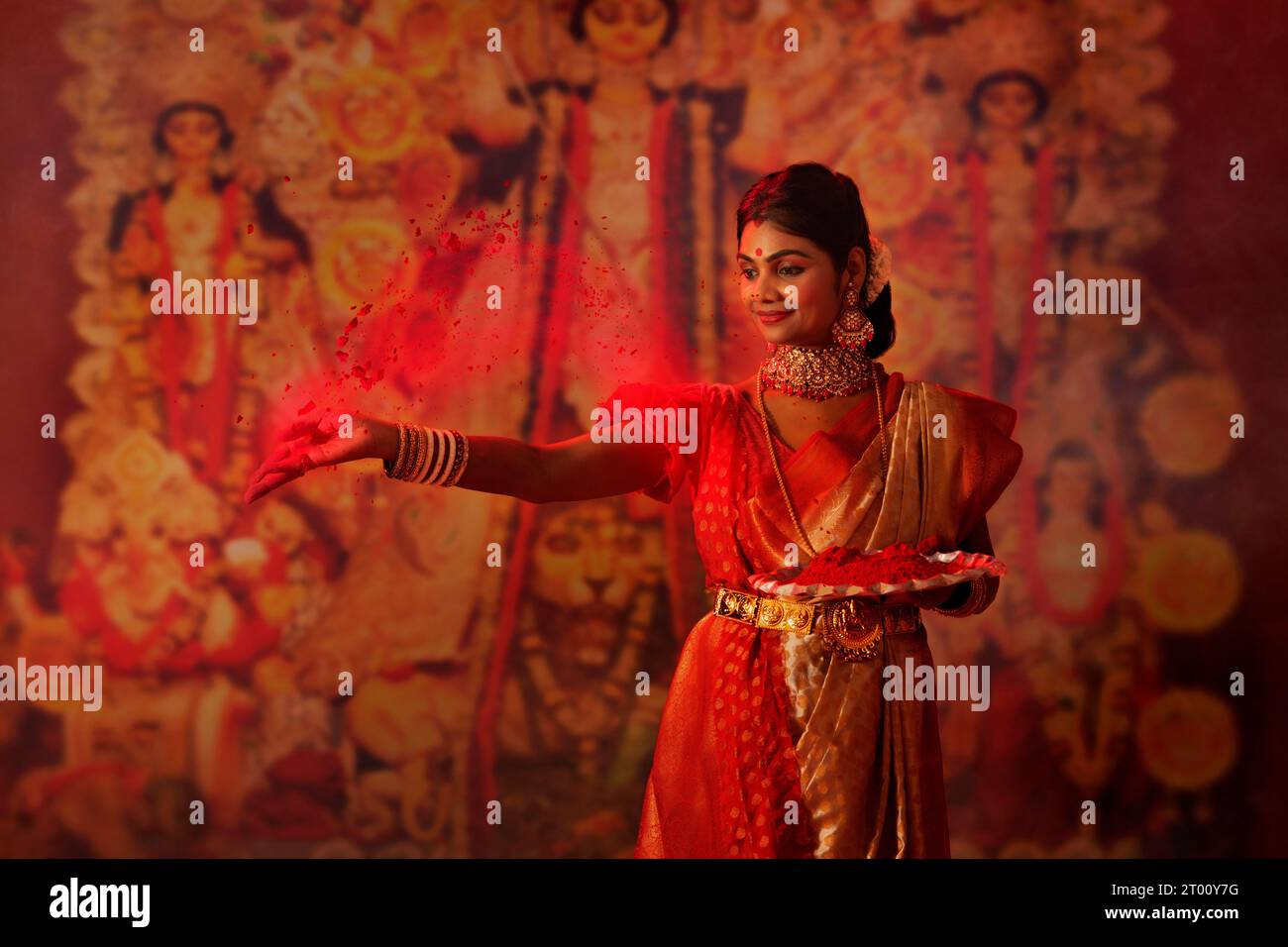 Porträt einer verheirateten bengalischen Frau, die Durga Puja feiert Stockfoto