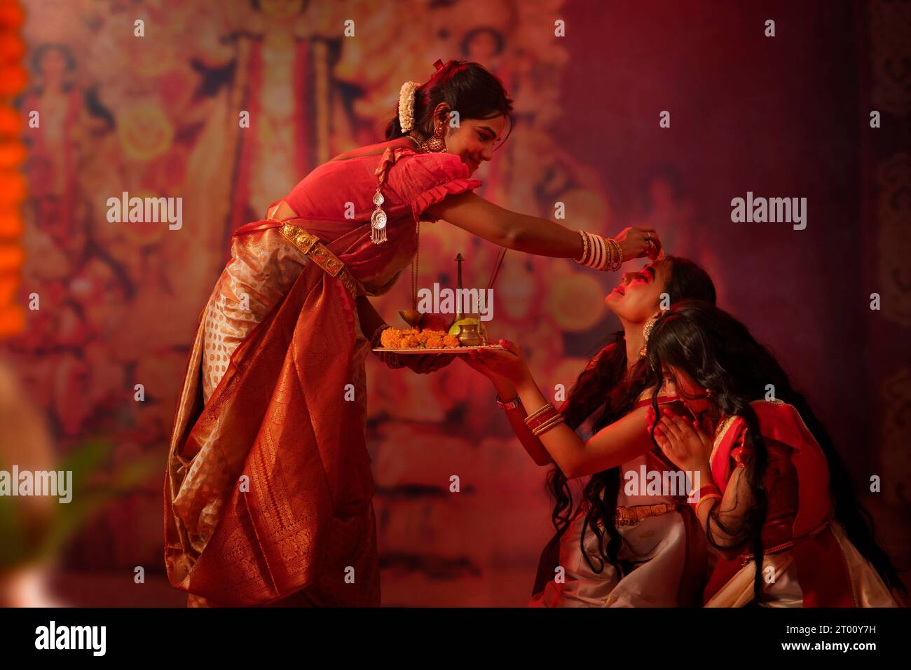 Die bengalische Familie betet zu Gott während der Durga-Puja-Feier Stockfoto