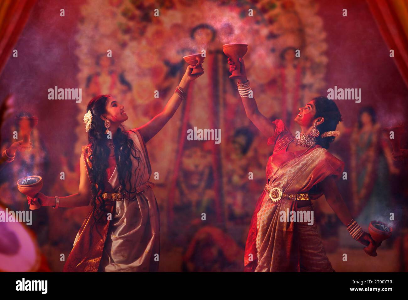Bengalische Frauen, die Dhunuchi-Tanz anlässlich der Durga Puja aufführen Stockfoto