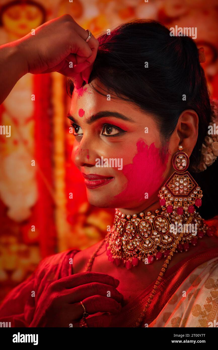 Bengali heiratete eine Frau, die sich während der Feier von Durga Puja mit Zink anwandte Stockfoto