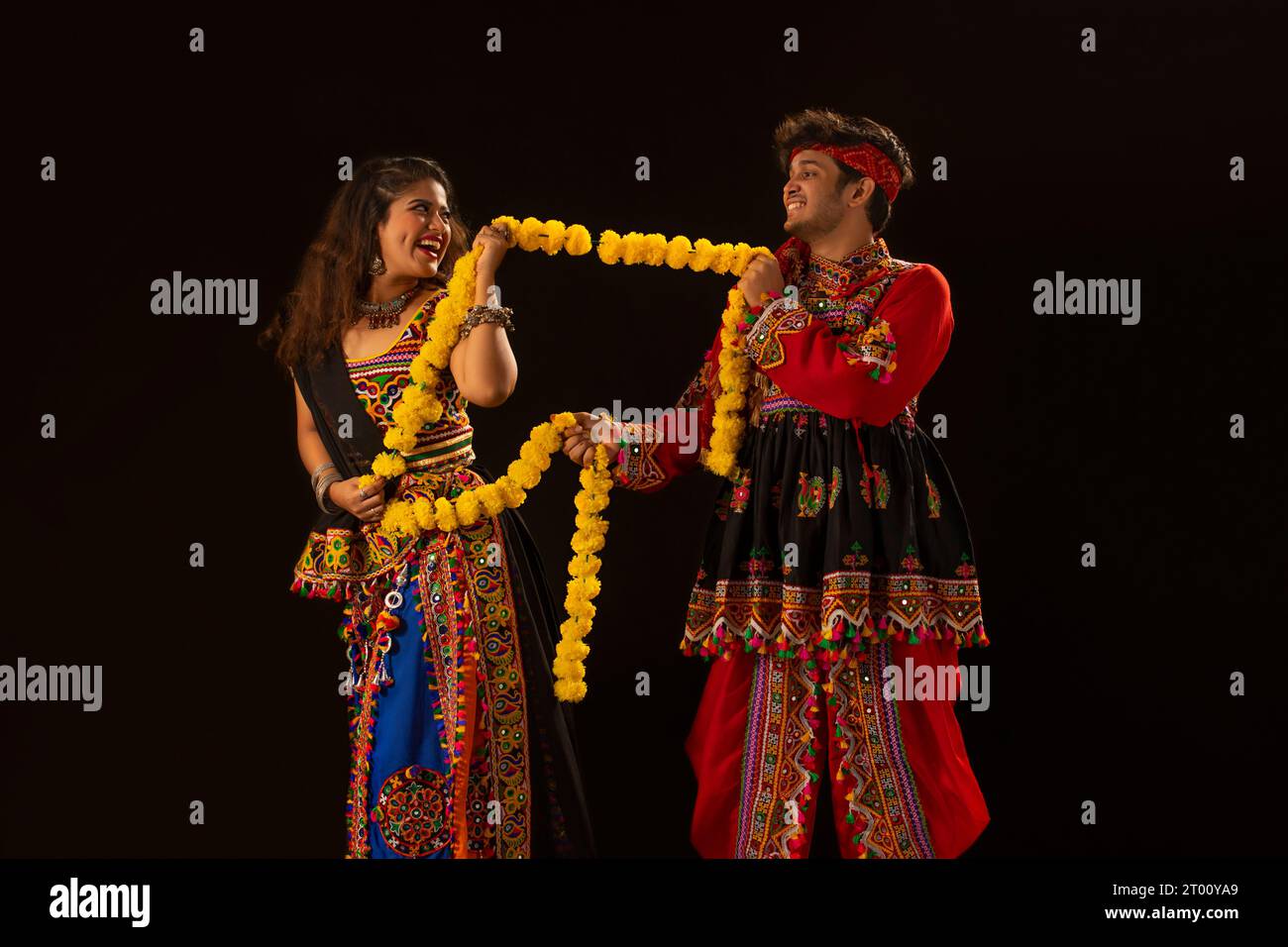Ein junges Gujarati-Paar, das Navratri-Festival mit Blumen feiert Stockfoto