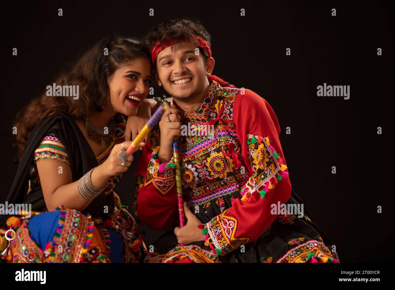 Porträt eines gujarati-Paares in traditioneller Gujrati-Kleidung während des Festivals von Navratri Stockfoto