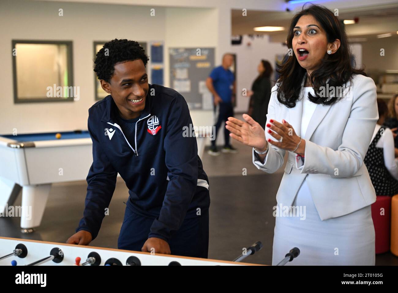 Innenministerin Suella Braverman spielt während eines Besuchs im Bolton Lads and Girls Club in Bolton, Greater Manchester, eine Partie Tischfußball. Bilddatum: Dienstag, 3. Oktober 2023. Stockfoto