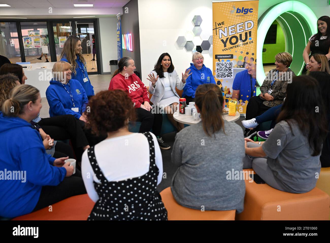 Innenministerin Suella Braverman spricht mit Freiwilligen während eines Besuchs im Bolton Lads and Girls Club in Bolton, Greater Manchester. Bilddatum: Dienstag, 3. Oktober 2023. Stockfoto