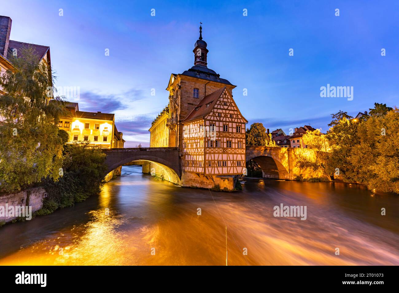 Das Alte Rathaus im Fluss Regnitz in der Abenddämmerung, Altstadt von Bamberg, Oberfranken, Bayern, Deutschland, Europa | Altes Rathaus Stockfoto