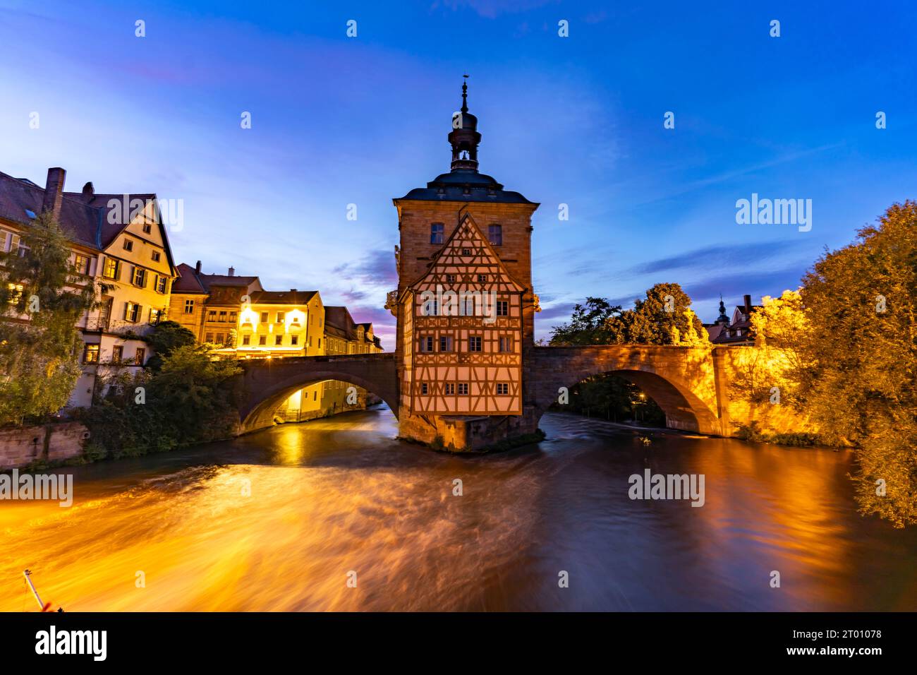 Das Alte Rathaus im Fluss Regnitz in der Abenddämmerung, Altstadt von Bamberg, Oberfranken, Bayern, Deutschland, Europa | Altes Rathaus Stockfoto