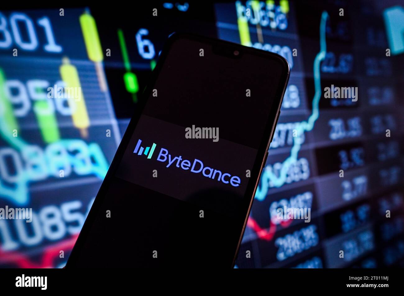 In dieser Fotoabbildung wird auf einem Smartphone ein Byte Dance-Logo mit Aktienmarktanteilen im Hintergrund angezeigt. Stockfoto