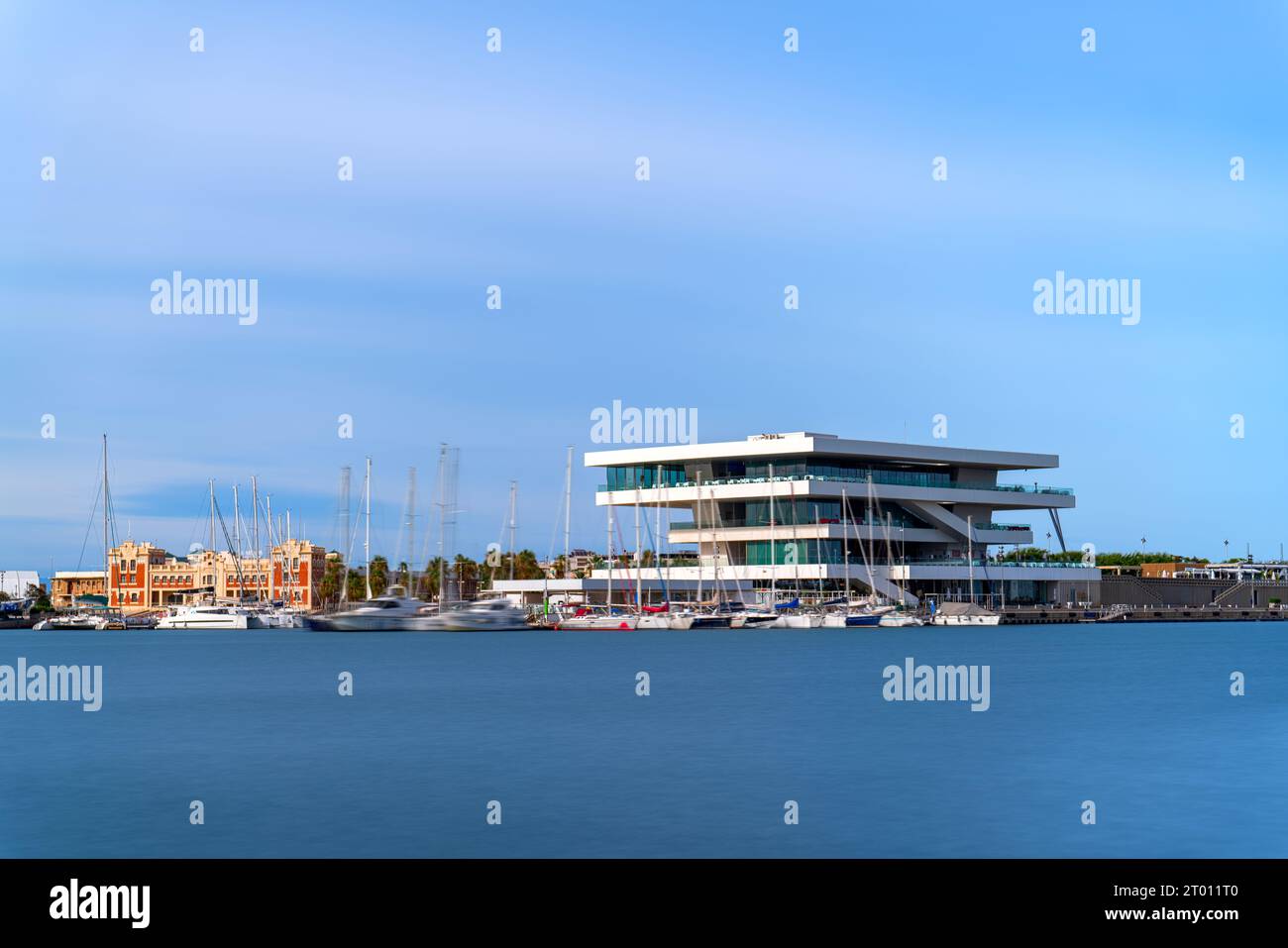 Lange Sicht auf den Hafen von Valencia, der für den America's Cup Sailing Event geschmückt ist Stockfoto