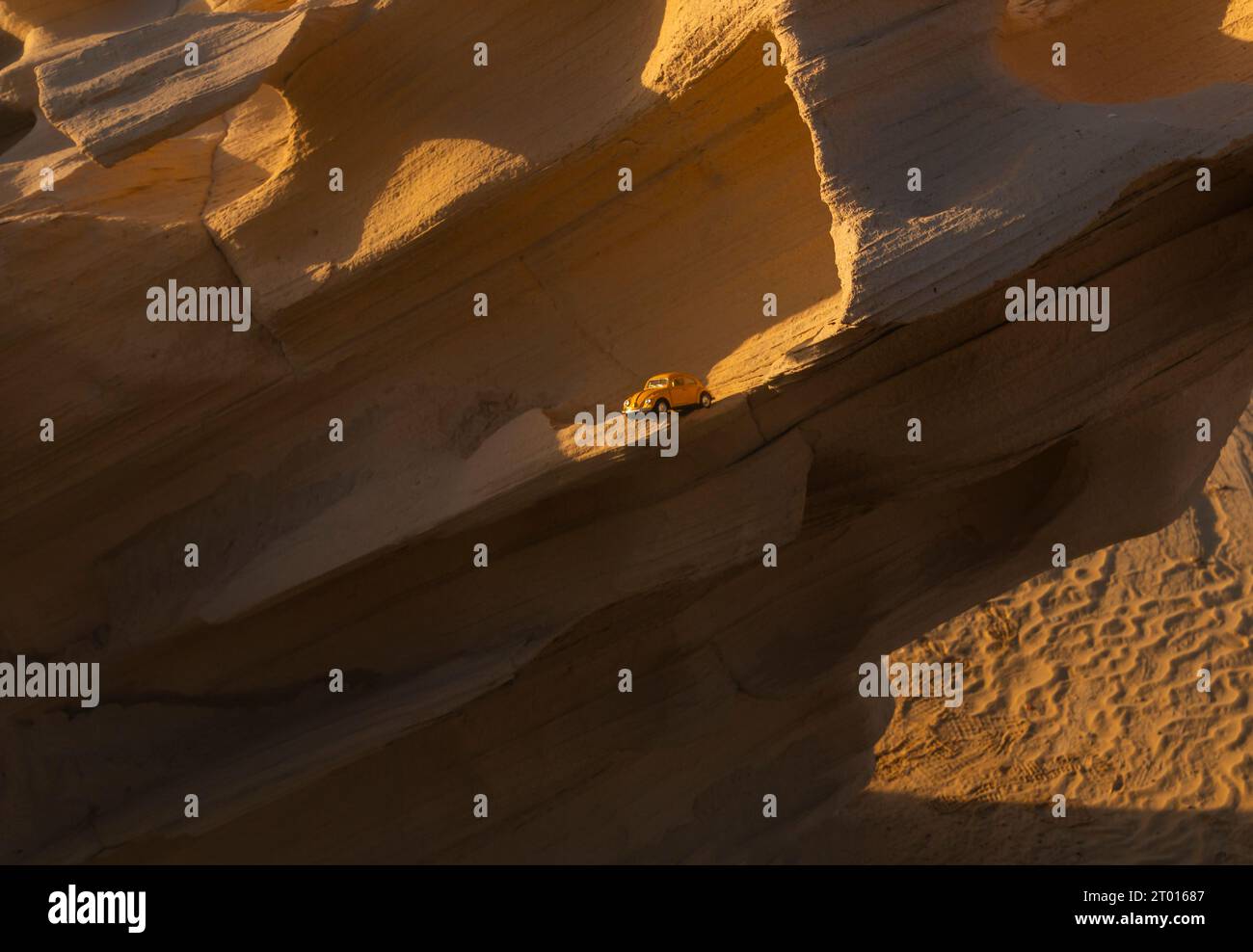 Sandsteinformationen in der Wüste Abu Dhabi in den Vereinigten Arabischen Emiraten. Stockfoto