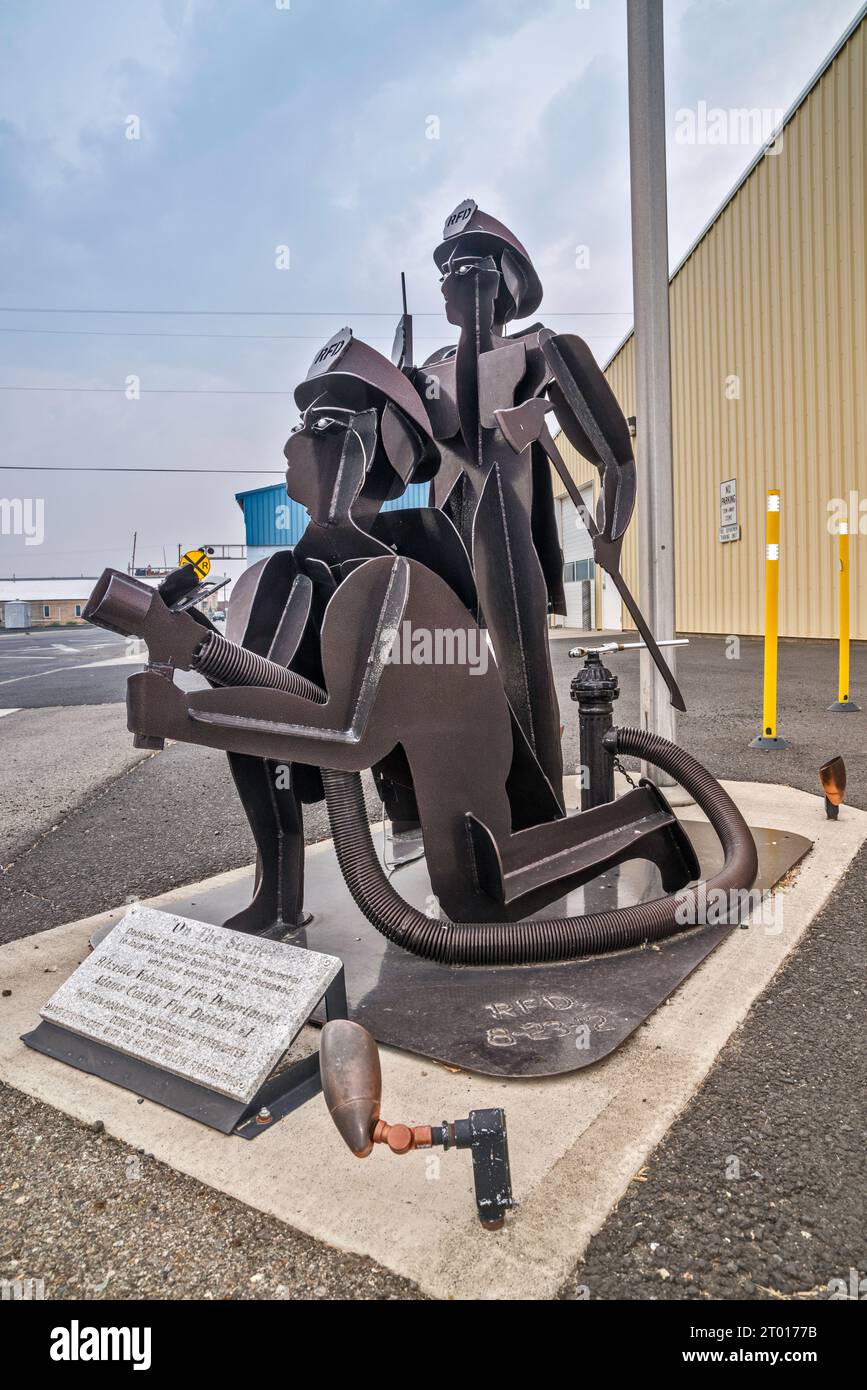 „On the Scene“-Metallskulptur, die 2012 von Feuerwehrmann Dennis D Sackmann in Ritzville im US-Bundesstaat Washington geschaffen wurde Stockfoto