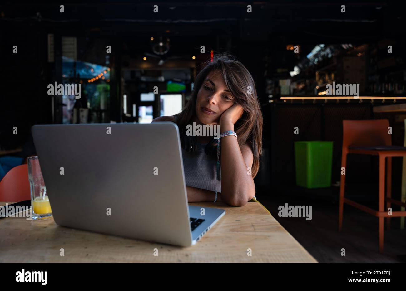 Junge, hart arbeitende, freiberuflich arbeitende Geschäftsfrau oder Studentin arbeiten und studieren online auf Laptop-Computer, während sie in Cafeteria oder Coffee Shop Typi sitzen Stockfoto