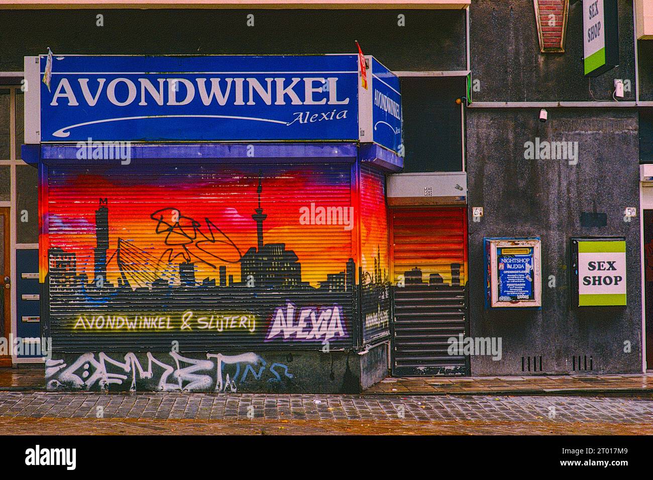 Geschlossen vor einem Abend in der Innenstadt und ein überzeugender Laden mit benachbartem Sexshop. Rotterdam, Niederlande. Bild auf analogem, altem Kodak Film. Stockfoto