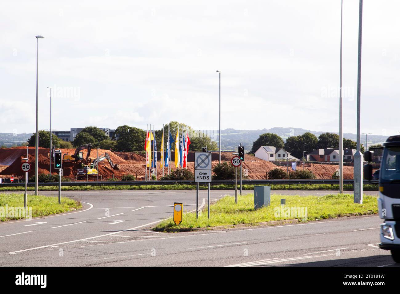 A379 Kreuzung/Kreuzung von Straßen an der Ampel in Exeter mit Blick auf High Gate Edge neue Wohnsiedlung Stockfoto