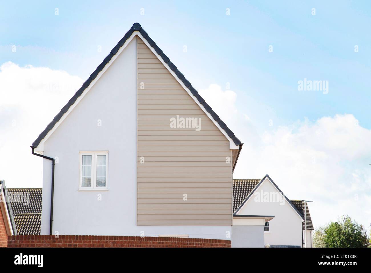 Äußere eines typischen neuen Wohndesigns am hellblauen Himmel Stockfoto