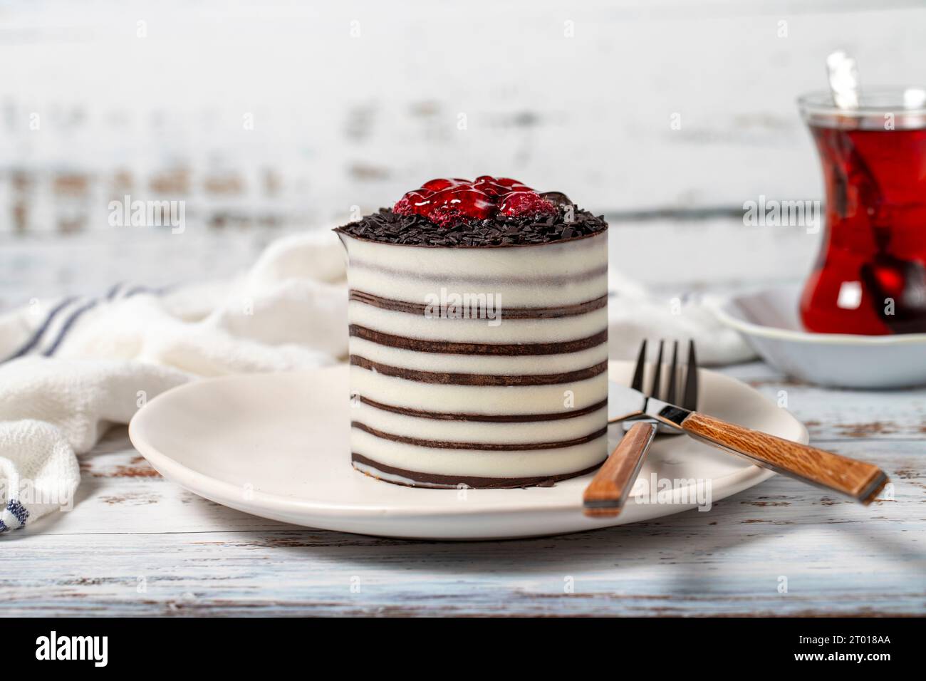 Himbeerkuchen. Köstlicher Schokoladenkuchen auf weißem Hintergrund. Nahaufnahme Stockfoto