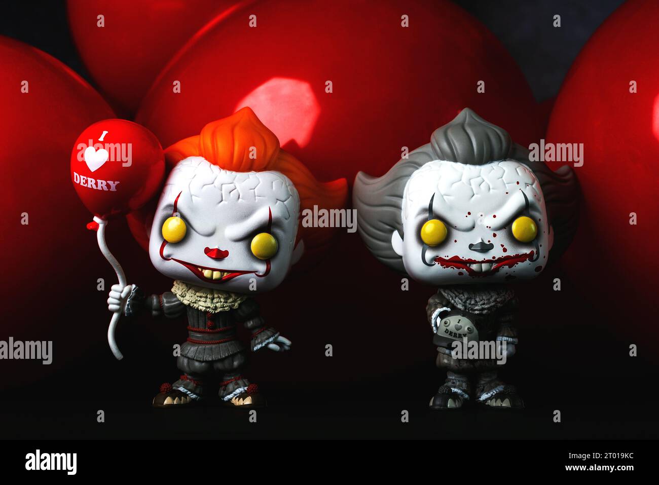 Funko POP Vinyl Figuren von Pennywise mit Ballons aus dem Film IT. Illustratives Editorial der Funko Pop Actionfigur Stockfoto