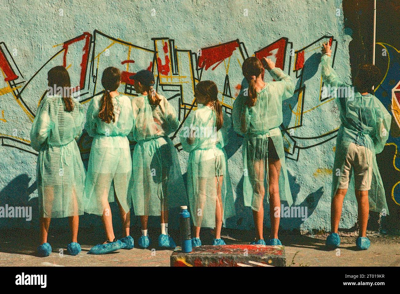 Well Protected School-Kids lernen während eines Workshops am Sonntagnachmittag im Mauerpark, wie man Graffiti kreiert. Berlin, Deutschland. Bild auf analogem, altem Kodak Film. Stockfoto