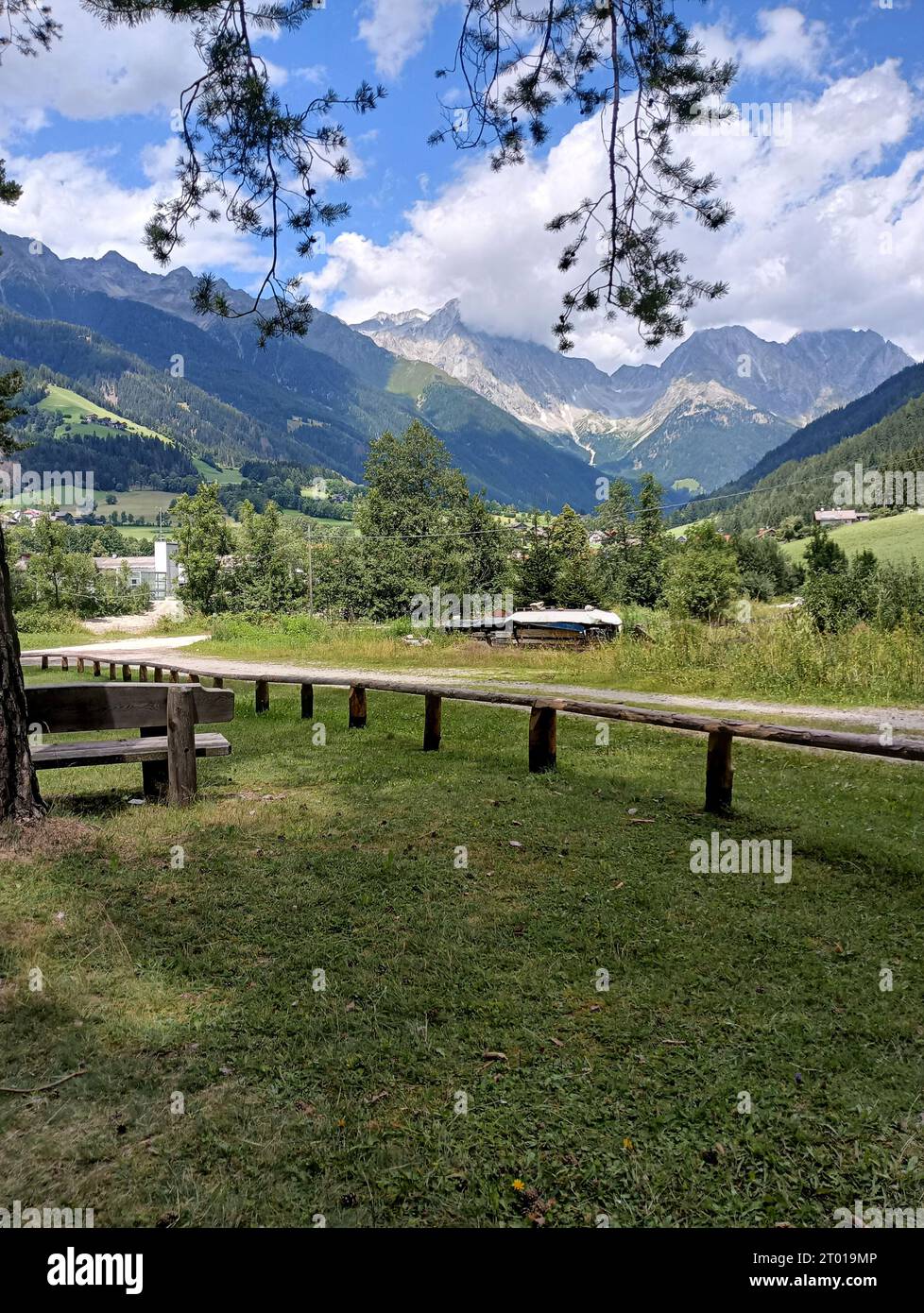 Ruhiger Picknickplatz im Antholdtal mit der Vedrette di Ries über 3000 Meter hoch im Hintergrund Stockfoto