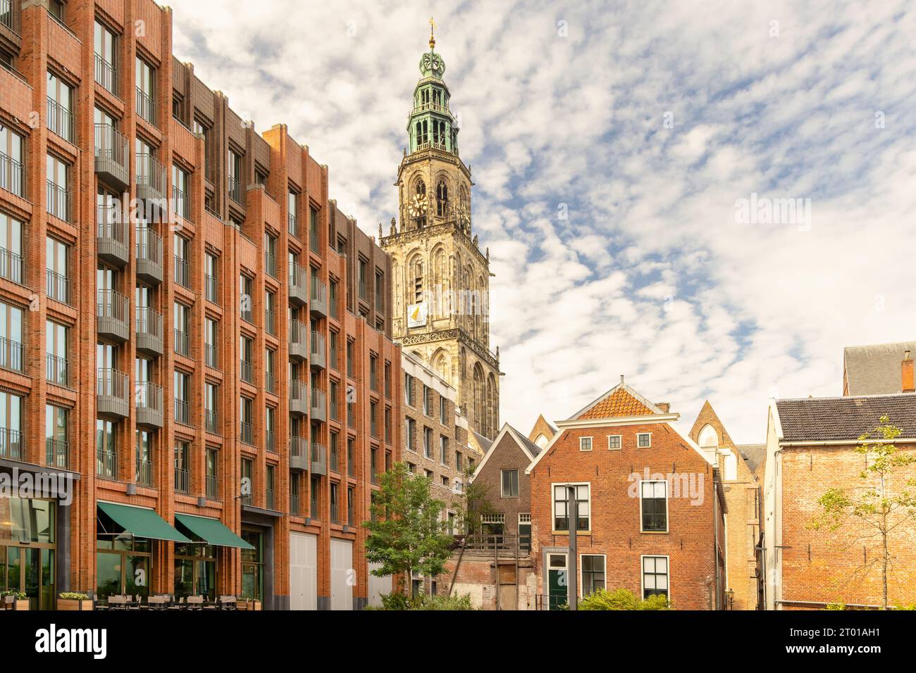 Blick auf einen Stadtplatz vor dem Kirchturm Martinitoren in Groningen, Niederlande Stockfoto