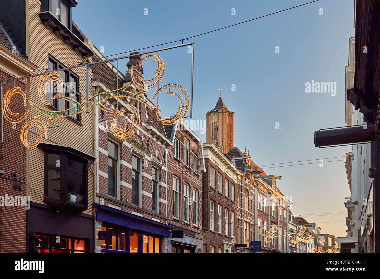 Einkaufsstraße mit weihnachtlicher Dekoration vor der Eusebiuskirche im niederländischen Stadtzentrum von Arnheim, Niederlande Stockfoto