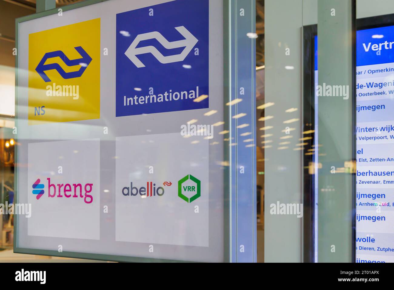 Arnheim, Niederlande - 20. September 2023: Schaufensterschild mit den Logos der niederländischen Eisenbahn- und Busunternehmen Stockfoto