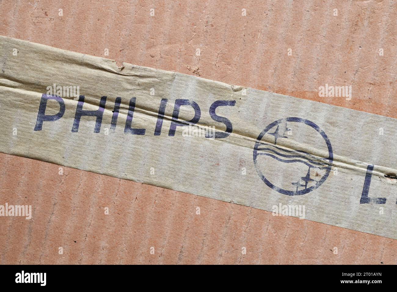 Papierband auf einer alten Pappschachtel mit dem Namen und dem Logo des Unternehmens Philips Stockfoto