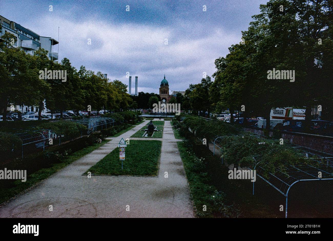 Die ehemalige Tote Zone der Berliner Mauer, die durch ein Kreuzberger Viertel verläuft, wurde heute in einen Stadtpark umgewandelt, in dem man frei spazieren und spazieren gehen kann. Berlin, Deutschland. Bild auf analogem, altem Kodak Film. Stockfoto