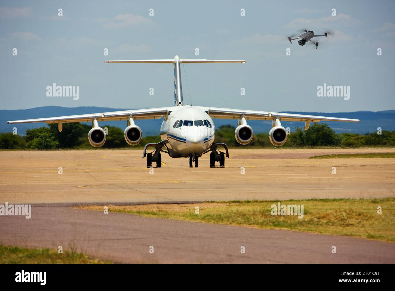 Drohne fliegt in einer Sperrzone an einem kleinen Flughafenterminal, das gesetzlich verboten ist, ein kleines Flugzeug, das startbereit ist Stockfoto