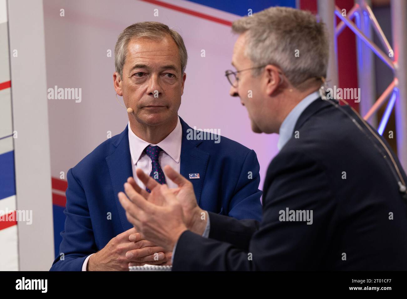 Manchester, Großbritannien. Manchester, Großbritannien. Oktober 2023. Nigel Farage interviewte in GB News. Am dritten Tag der konservativen Konferenz zeigten sowohl Nigel Farage als auch Priti Patel ihre Gesichter, obwohl das Partyvideo auf X (Twitter) erschien. Auch Tausende schlossen sich dem BMA-Protest am St. Peters Square Manchester an, gleich außerhalb des Konferenzbereichs. Zu den Demonstranten gehörten auch Anti-Dachs-Keulungen und Karikaturen von Rishi Sunak, Liz Truss und Ministern. Manchester. Quelle: GaryRobertsphotography/Alamy Live News Stockfoto