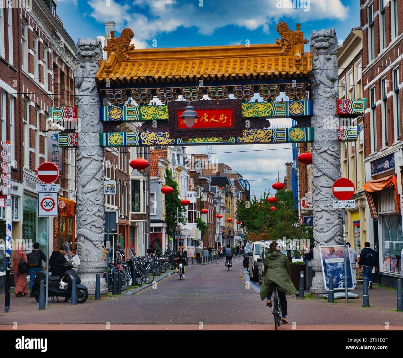 Reich dekoriertes Eingangstor nach Chinatown in der Stadt den Haag, Niederlande Stockfoto