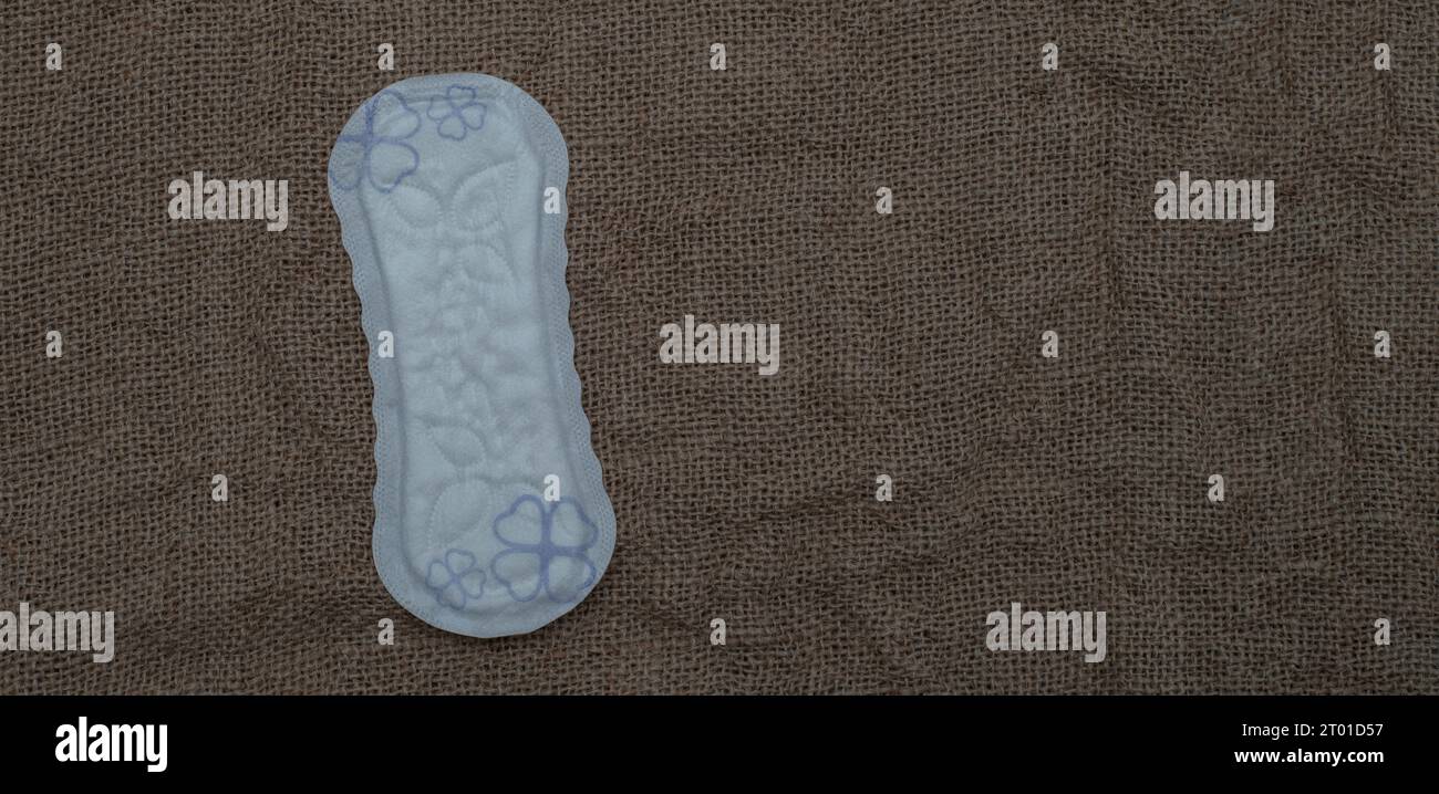 Damenhygienische Daily Pads auf braunem Hintergrund. Hygienekonzept Stockfoto