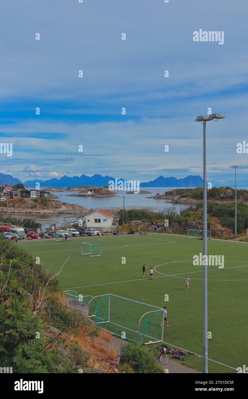 Henningsvaer Fußballplatz. Lofoten-Inseln. Foto aus Henningsvær, Norwegen im August 2023 Stockfoto